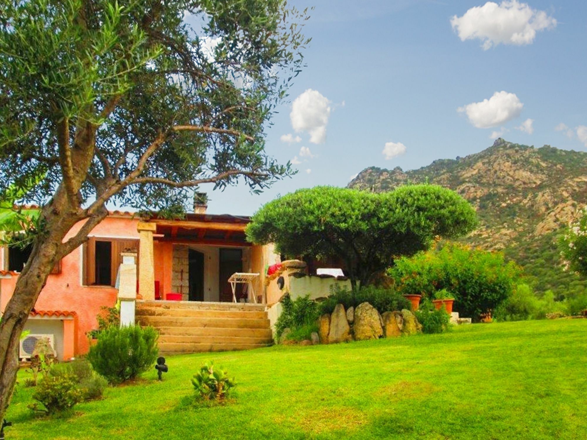 Independent Near Olbia, Sardinia, W/ Air Con, Terrace & Sea Appartement Olbia